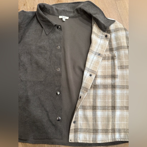 Kori Button-up top size M - Picture 4 of 6